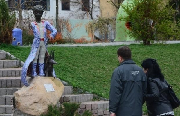 Вандалы отбили руку "Маленькому принцу" в Киеве
