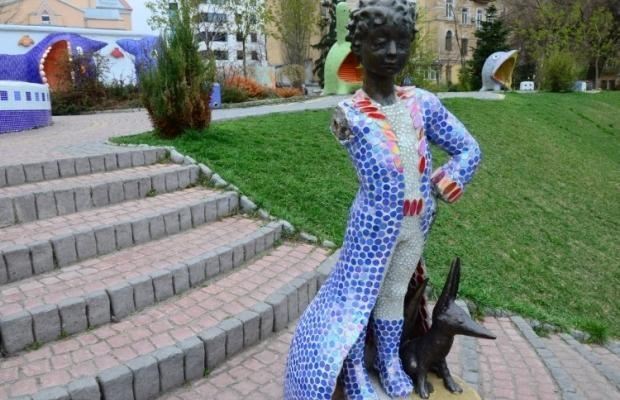 Вандалы отбили руку "Маленькому принцу" в Киеве