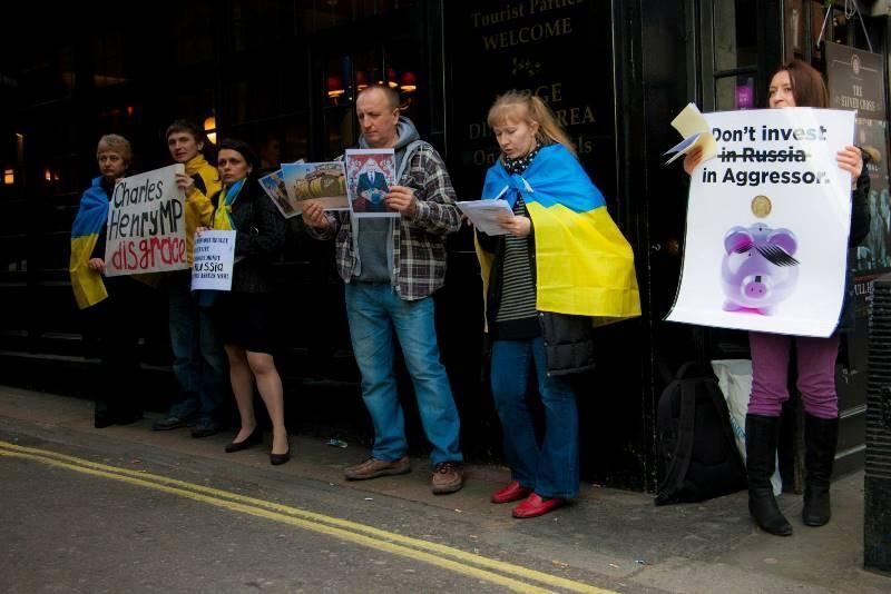 Українці в Лондоні присоромили британського екс-міністра за торгівлю з РФ