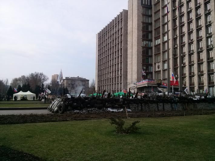 В Донецке сепаратисты не собираются освобождать здание облсовета и укрепляют баррикады