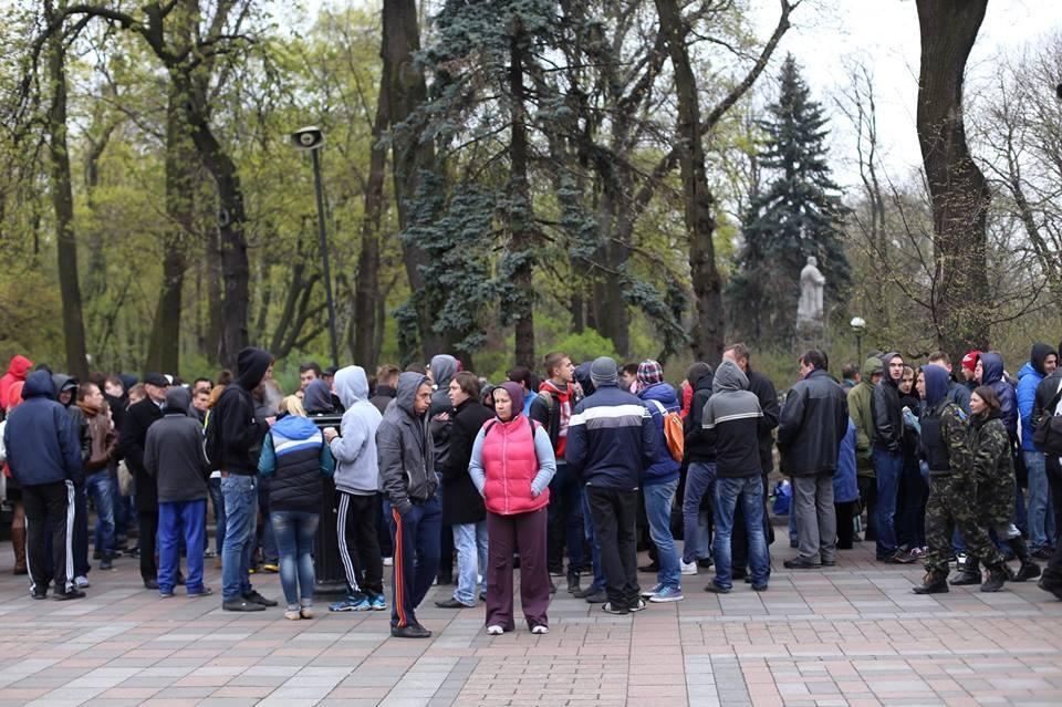 Под Верховной Радой опять появились "титушки"