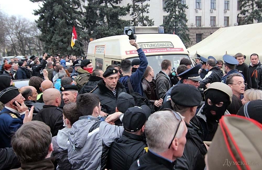 В Одесі проросійські активісти з ланцюгами напали на прихильників єдиної України. Царьова вивів спецназ