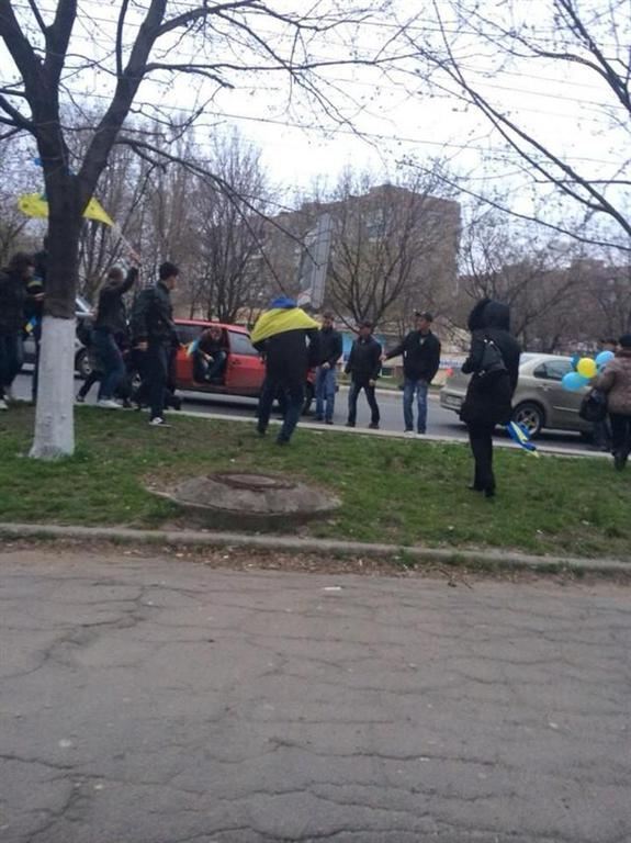 В Мариуполе митингующие за единство задержали напавших на них сепаратистов