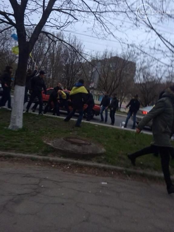 У Маріуполі мітингувальники за єдність затримали нападників на них сепаратистів