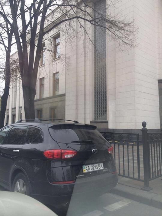 Окунская утверждает, что Власенко ездит на угнанном у нее авто