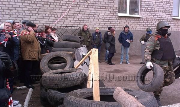 Поддерживающие сепаратистов жители Славянска строят баррикады