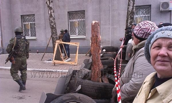 Підтримуючі сепаратистів жителі Слов'янська будують барикади