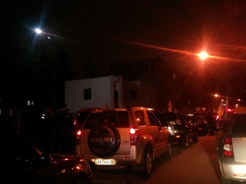 Автомайдан ночью пикетировал дом Турчинова, СБУ, офис Ахметова и АП