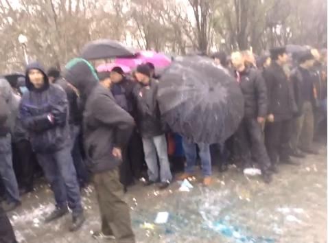 В Запорожье подрались Евромайдан и антимайдан: в ход пошли яйца и молоко