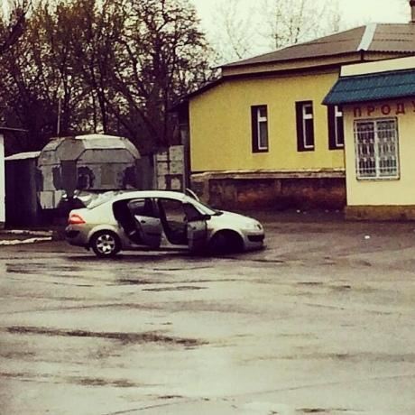 В Славянске расстреляли автомобиль, есть двое погибших – очевидцы