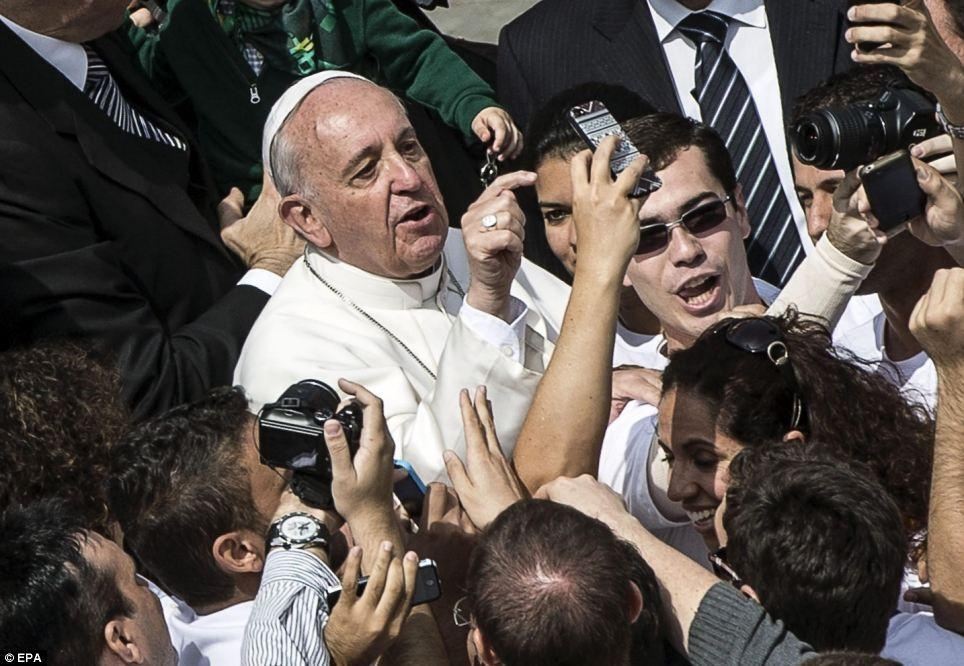 В Вербное воскресенье Папа Римский делал "селфи" с верующими