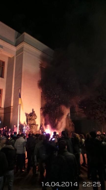 Самооборона Майдана разделилась у стен ВР: одни жгут шины, другие их гасят