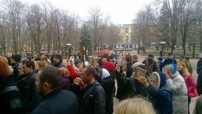 У Луганську сепаратисти зі зброєю прийшли захоплювати будівлю ОДА