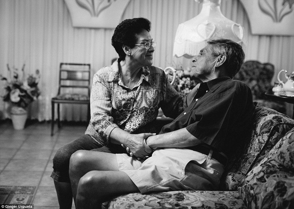 Любовь против болезни Альцгеймера: жизнь одной семьи в фотографиях