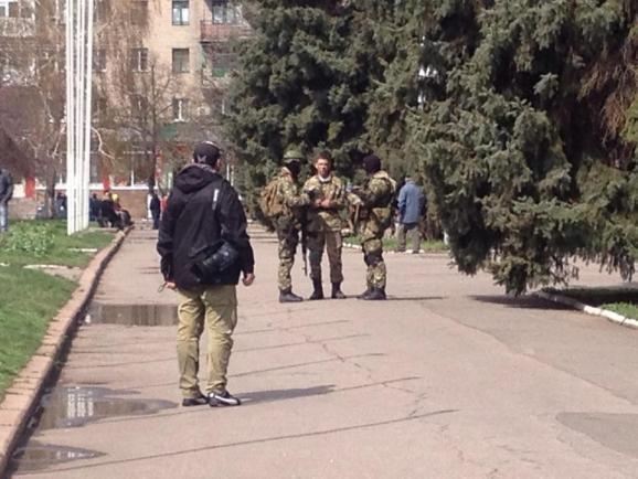 В Славянске появились "зеленые человечки" с пулеметами и гранатометами