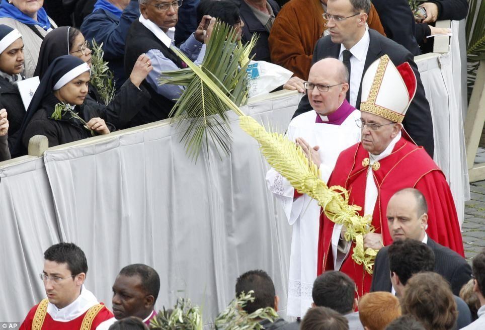 В Вербное воскресенье Папа Римский делал "селфи" с верующими