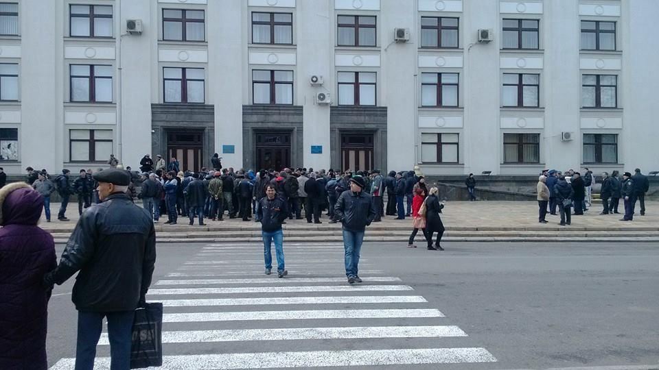 У Луганську сепаратисти зі зброєю прийшли захоплювати будівлю ОДА