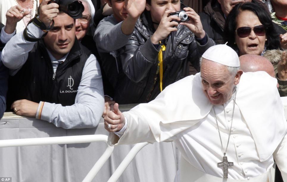 В Вербное воскресенье Папа Римский делал "селфи" с верующими