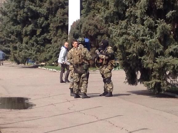 В Славянске появились "зеленые человечки" с пулеметами и гранатометами