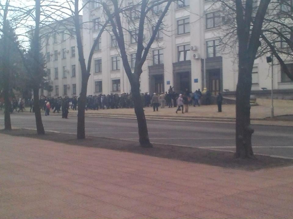В Луганске сепаратисты с оружием пришли захватывать здание ОГА