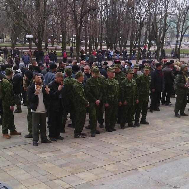 У Луганську сепаратисти зі зброєю прийшли захоплювати будівлю ОДА