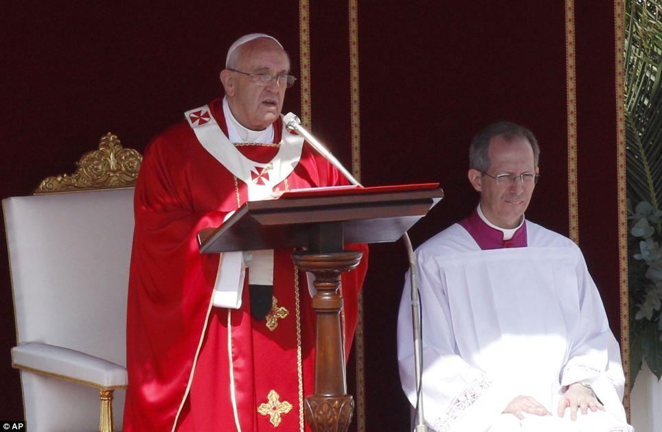 В Вербное воскресенье Папа Римский делал "селфи" с верующими