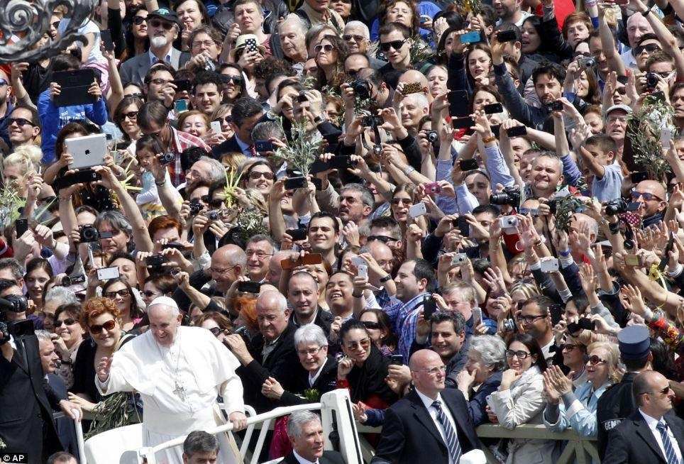 В Вербное воскресенье Папа Римский делал "селфи" с верующими