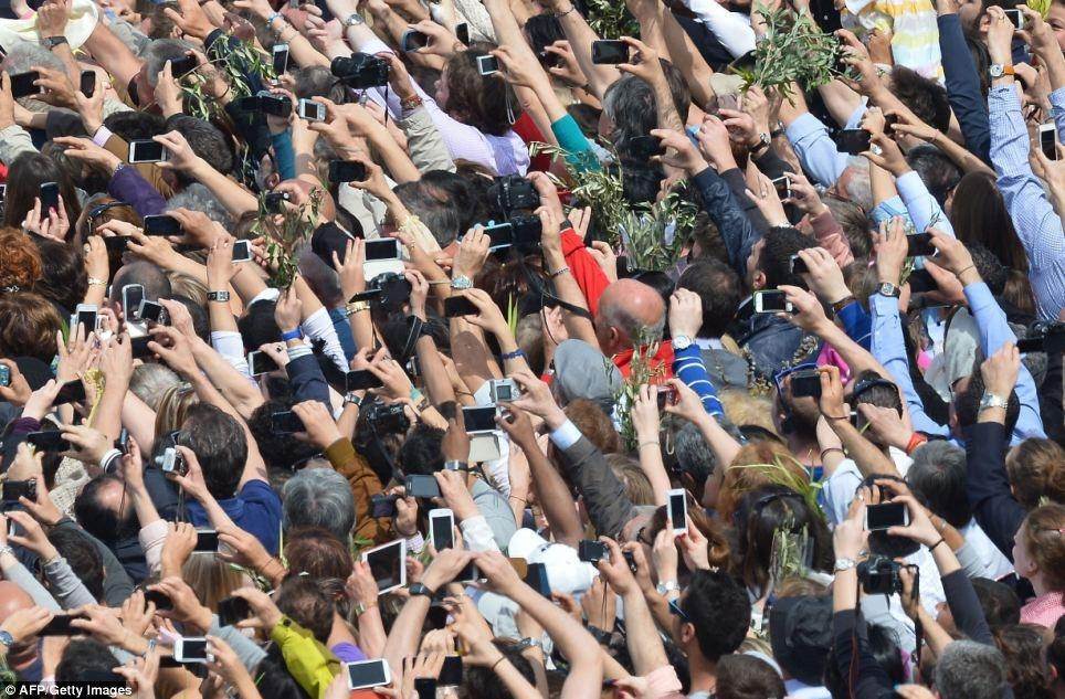 В Вербное воскресенье Папа Римский делал "селфи" с верующими