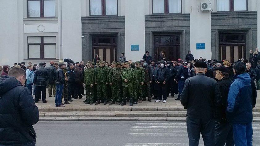 В Луганске сепаратисты с оружием пришли захватывать здание ОГА