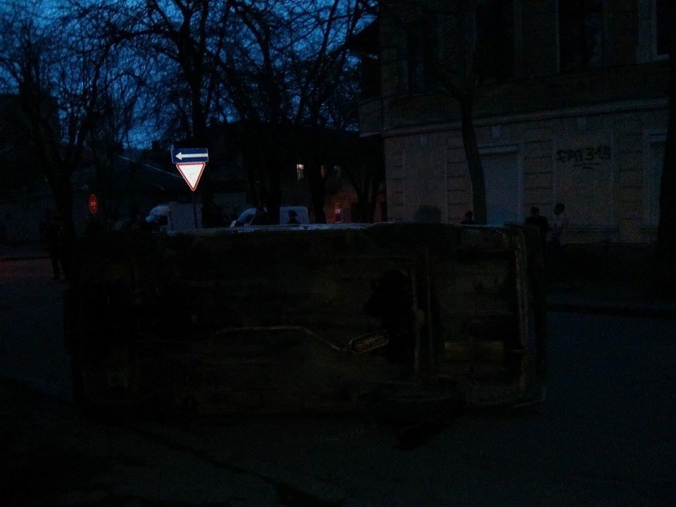 В Одесі у пошуках "бендеровцев" сепаратисти перевертають авто