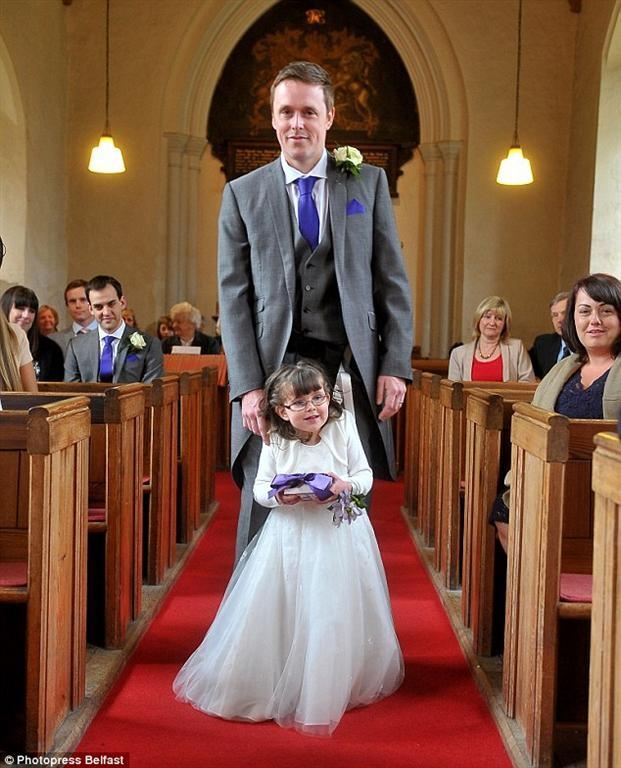 4-летняя малышка с ДЦП поразила гостей на свадьбе тети своими первыми шагами