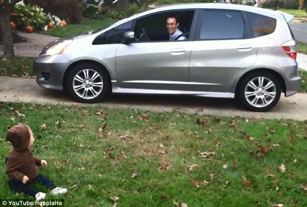 Как дети встречают пап с работы. Самый радостный ролик