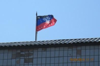 Над горсоветом Шахтерска подняли флаг "Донецкой народной республики"