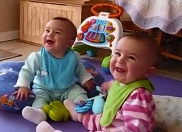 Как дети встречают пап с работы. Самый радостный ролик