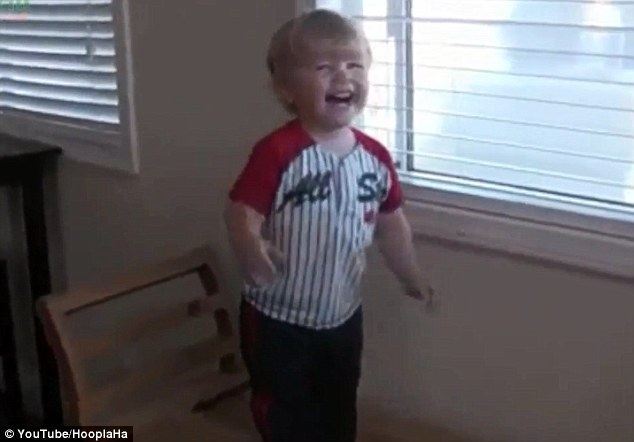 Как дети встречают пап с работы. Самый радостный ролик