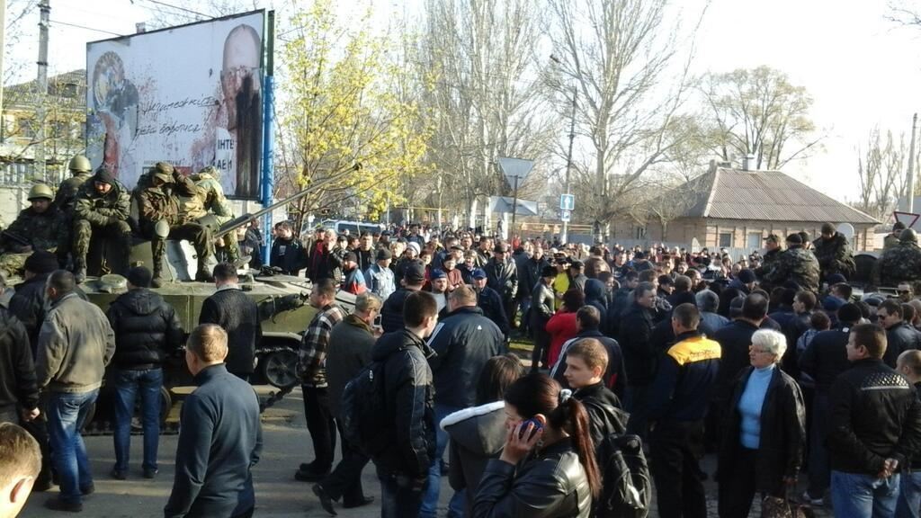 Жители Краматорска заблокировали движение военной техники
