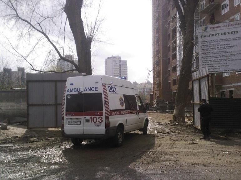 В Киеве с 12 этажа стройки упал мужчина
