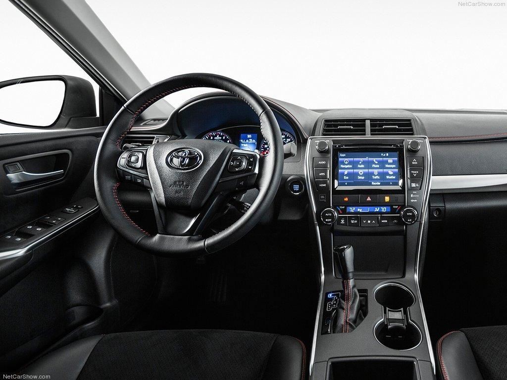 Toyota показала обновленный седан Camry