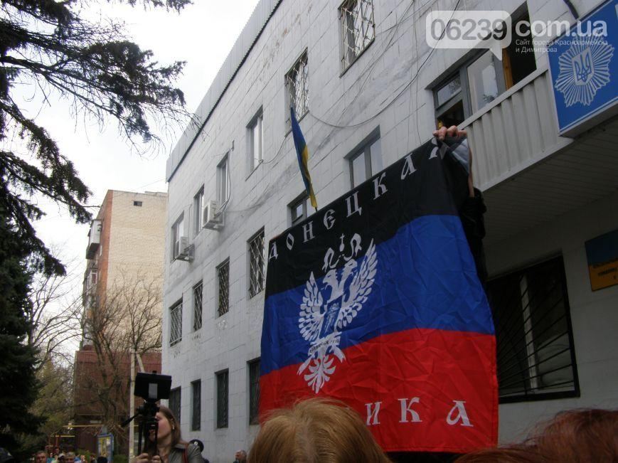 Над горотделом милиции Красноармейска вывесили флаг "Донецкой республики"