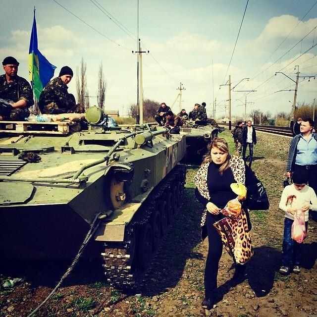 Украинские военные остаются заблокированными в Краматорске, жители приносят им еду