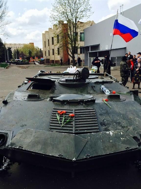 В Славянске на захваченных БДМ появились тюльпаны, жители фотографируются с военными