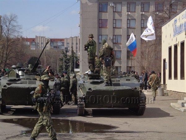 Сепаратисты на захваченной бронетехнике въехали в Славянск