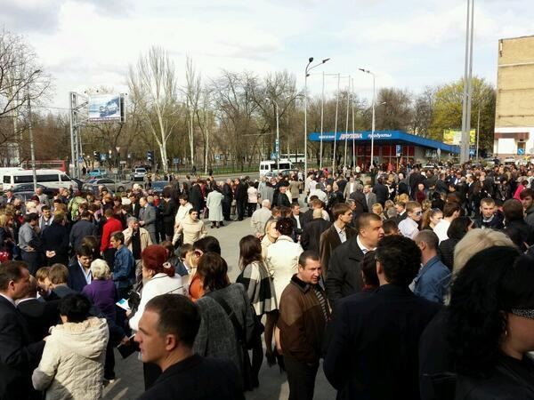 Сторонники "Донецкой республики" пикетируют съезд Партии регионов