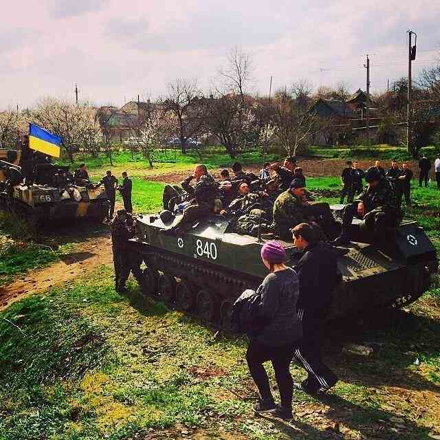 Українські військові залишаються заблокованими в Краматорську, жителі приносять їм їжу