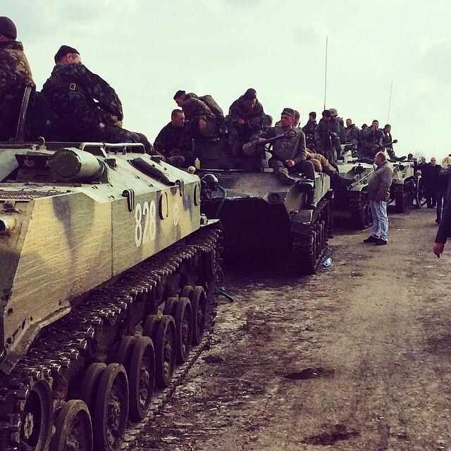 Українські військові залишаються заблокованими в Краматорську, жителі приносять їм їжу