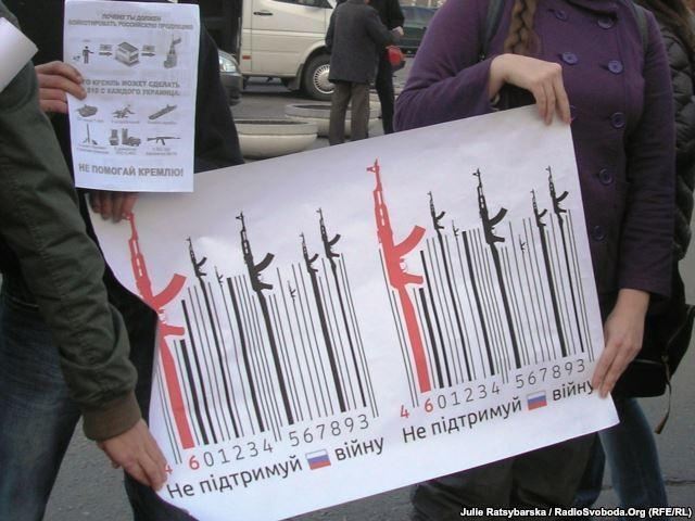 В Днепропетровске прошли флешмобы в поддержку бойкота российских товаров