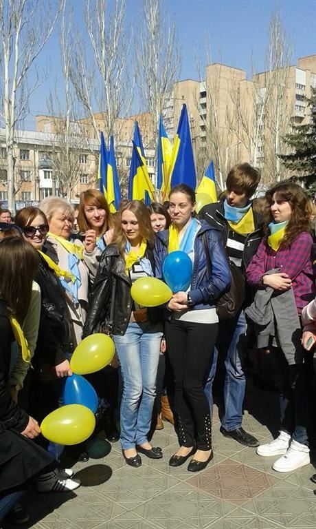 У Луганську недалеко від захопленого СБУ проходить мітинг за єдину Україну