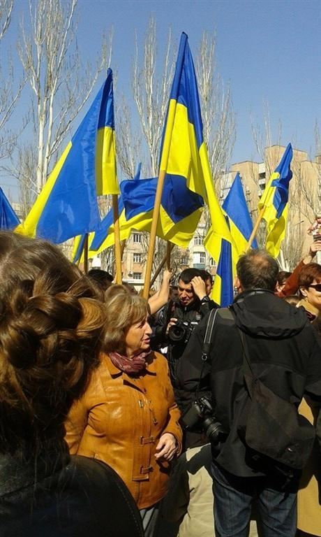 У Луганську недалеко від захопленого СБУ проходить мітинг за єдину Україну