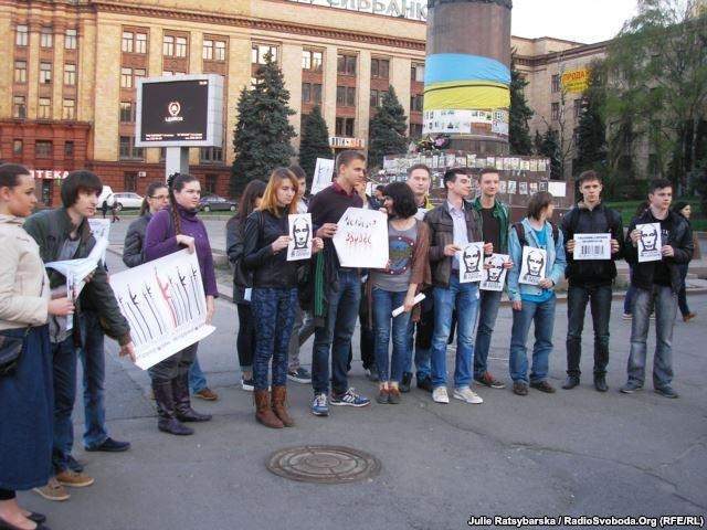 В Днепропетровске прошли флешмобы в поддержку бойкота российских товаров