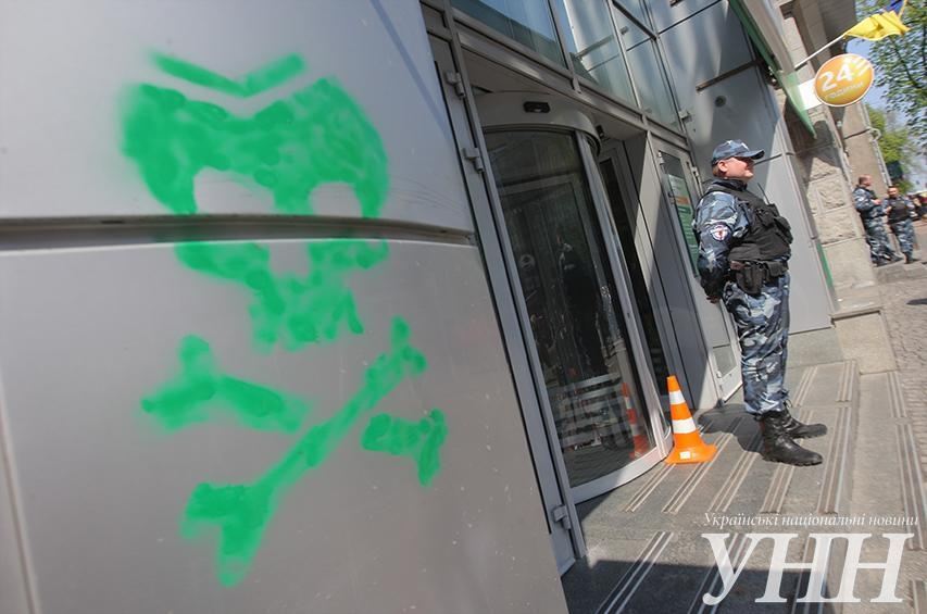 Офис "Сбербанка России" в Киеве обрисовали "зелеными человечками"
